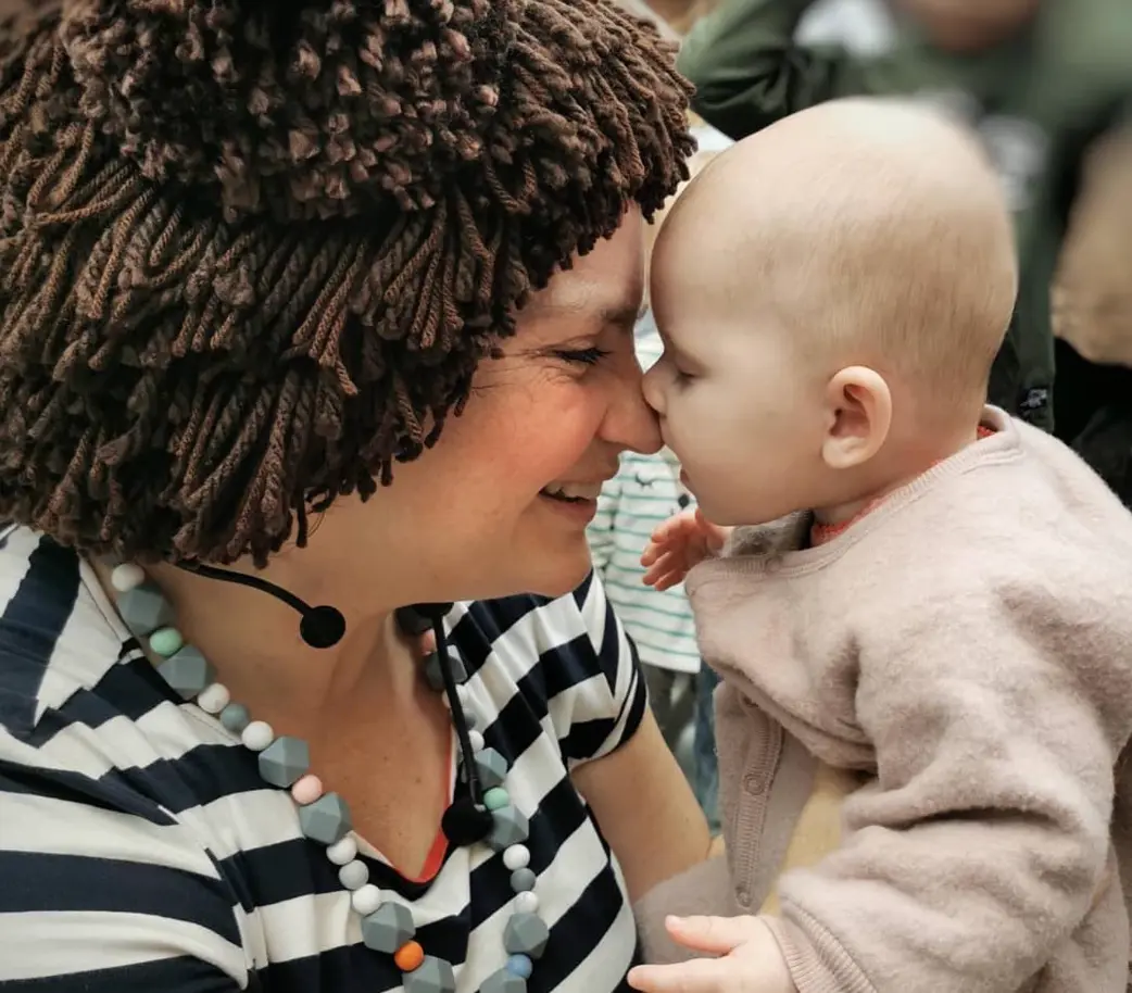 En voksen og en baby møder hinanden ansigt til ansigt